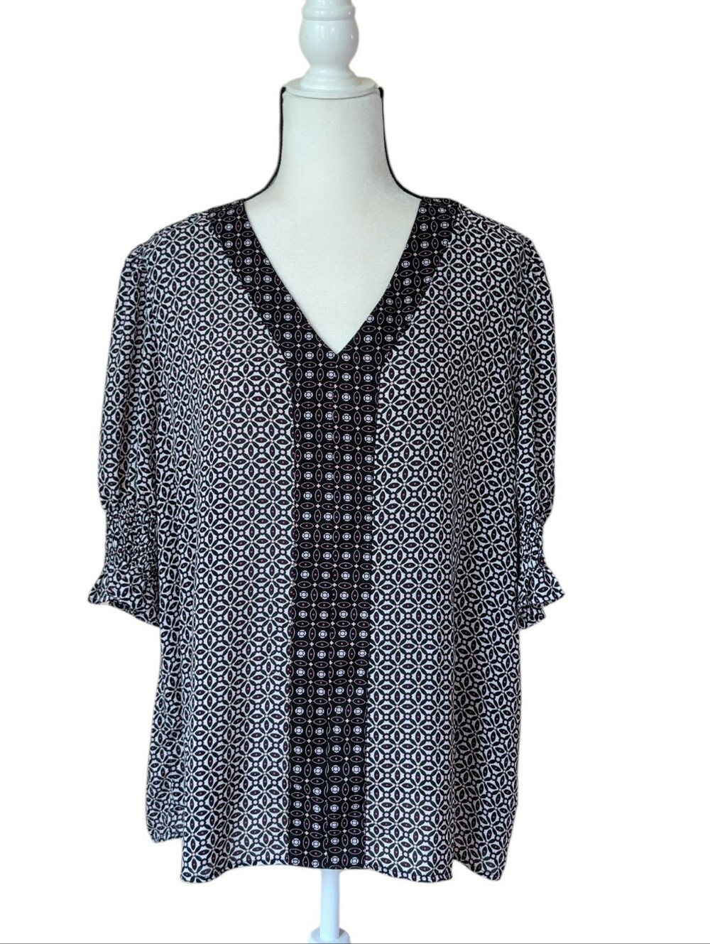 Alex & Lili Geometric V-Neck Peasant Blouse Smocked Cuff Puff Sleeve 1X Black